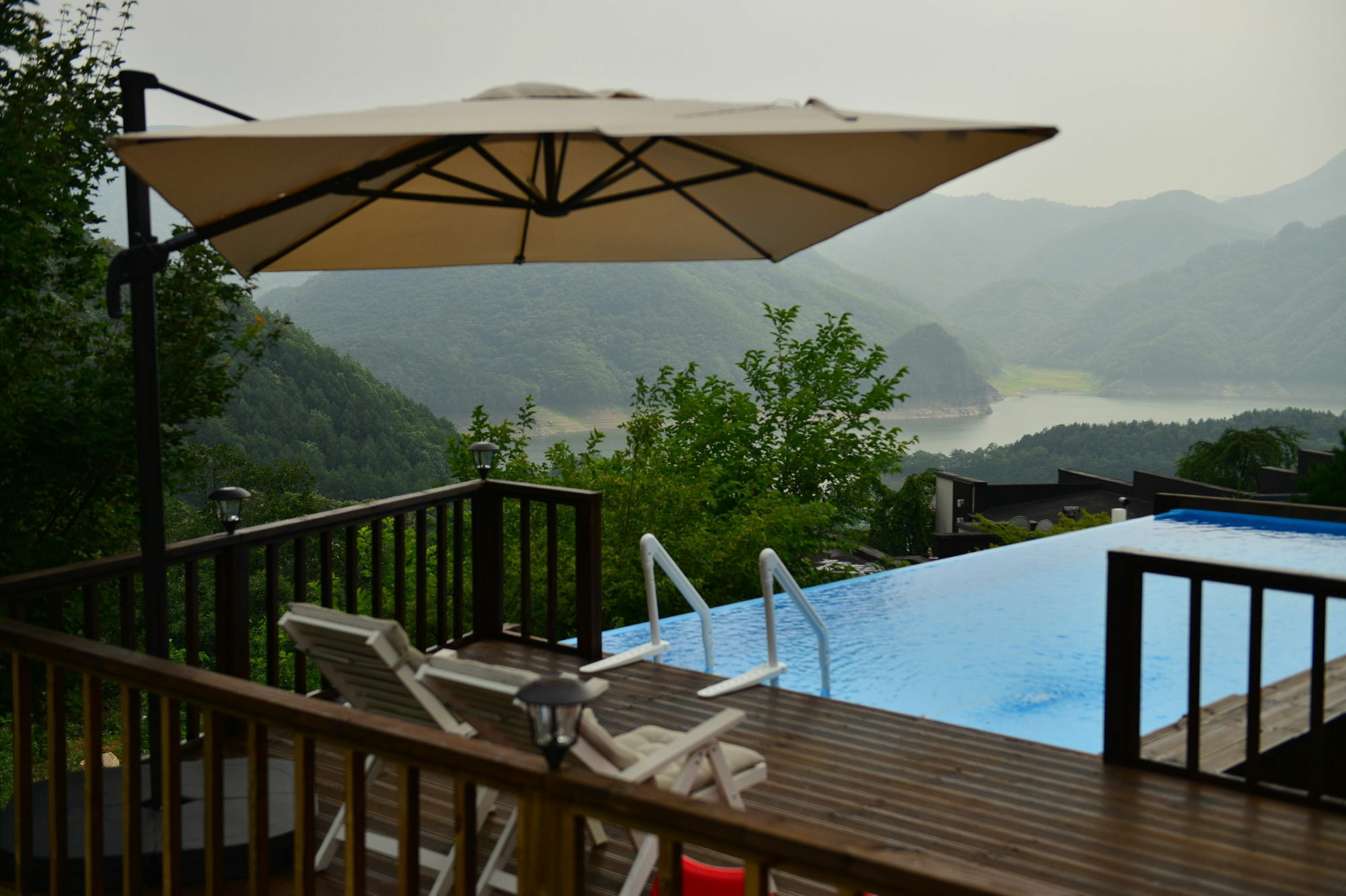 Penatess Pool Villa Čchungdžu Exteriér fotografie